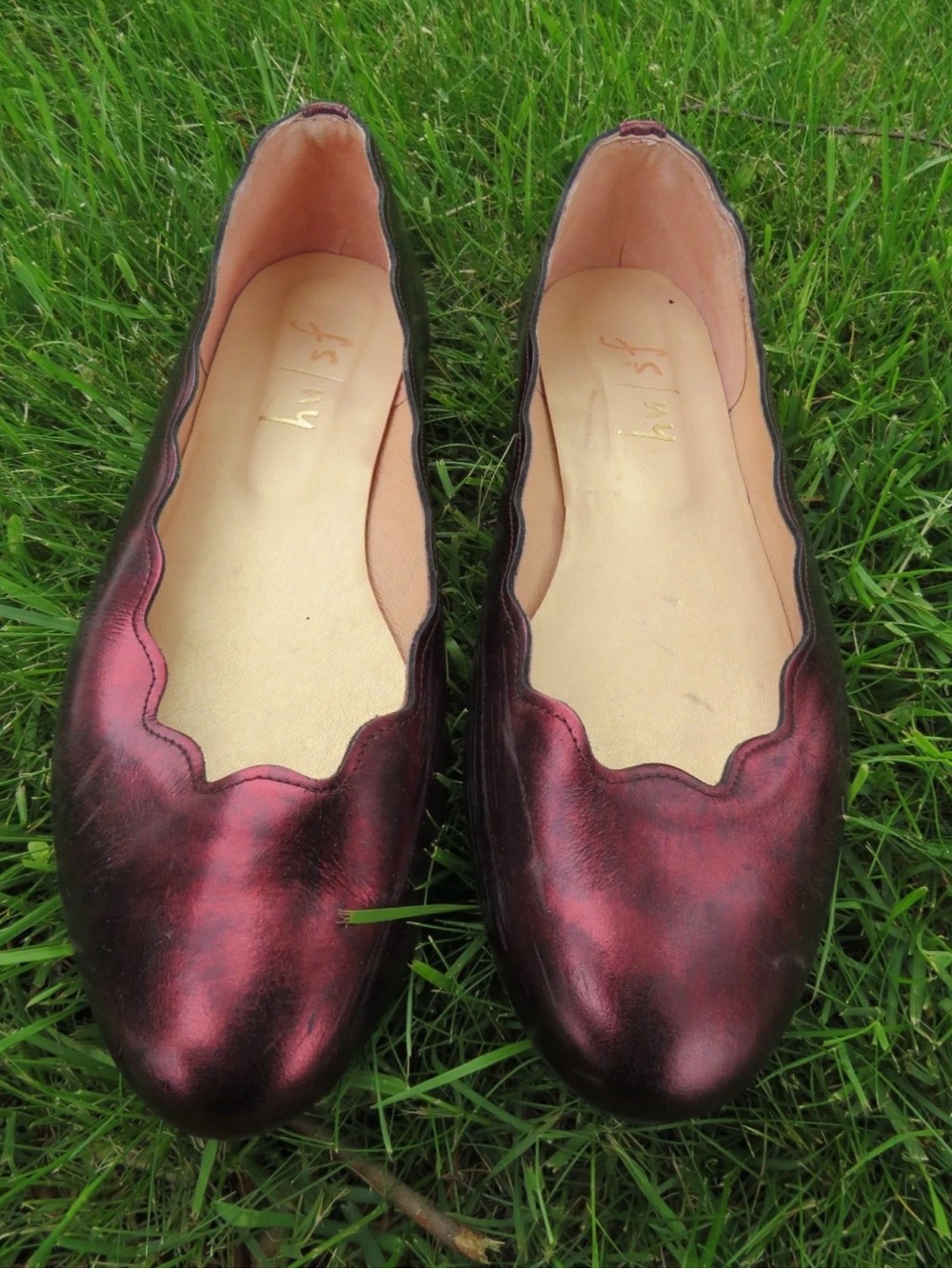 Scalloped Leather Ballet Flats in Metallic Burgundy